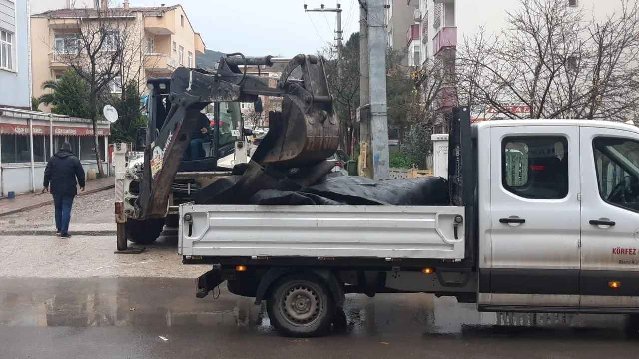 Körfez’de gece etkili fırtına: Çatılar uçtu, araçlar ve iş yerleri zarar gördü