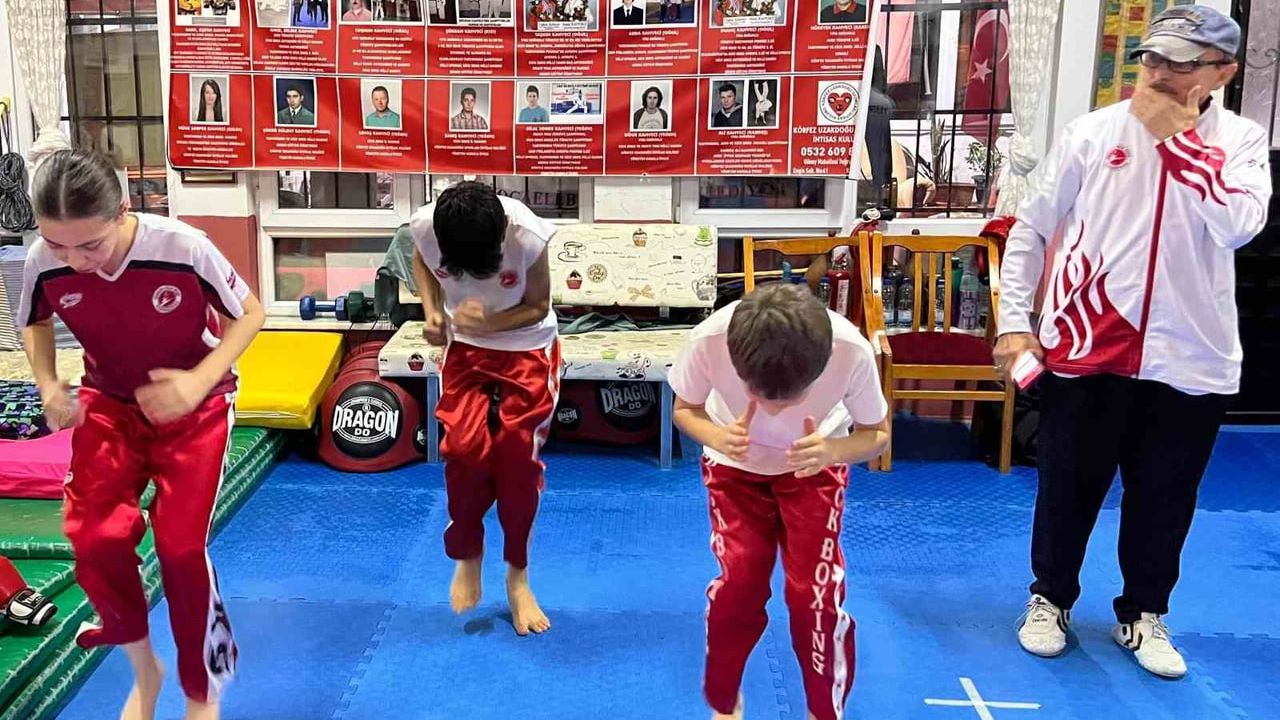 Körfezli kick boksçular Türkiye Şampiyonası öncesi ortak antrenmanda güç birliği