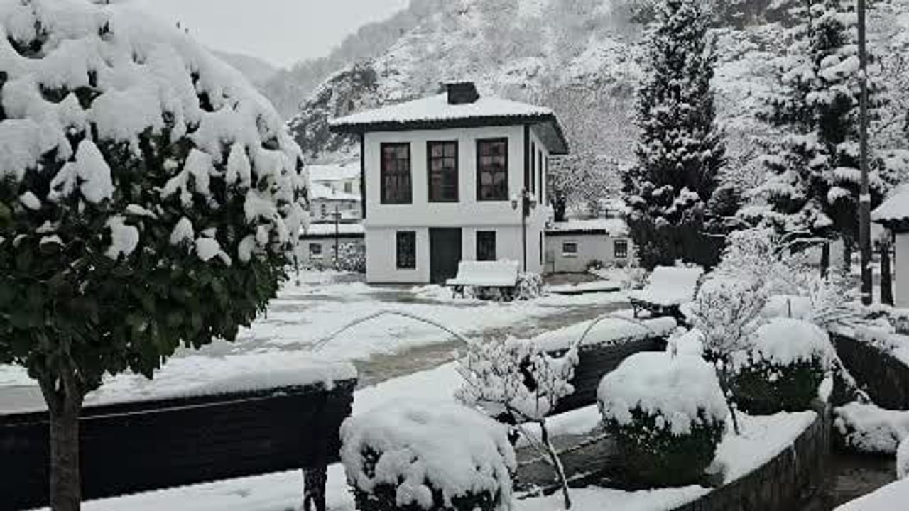 Kosova'da Kar Yağışı: Prizren'de Kartpostallık Görüntüler ve Ulaşım Çalışmaları