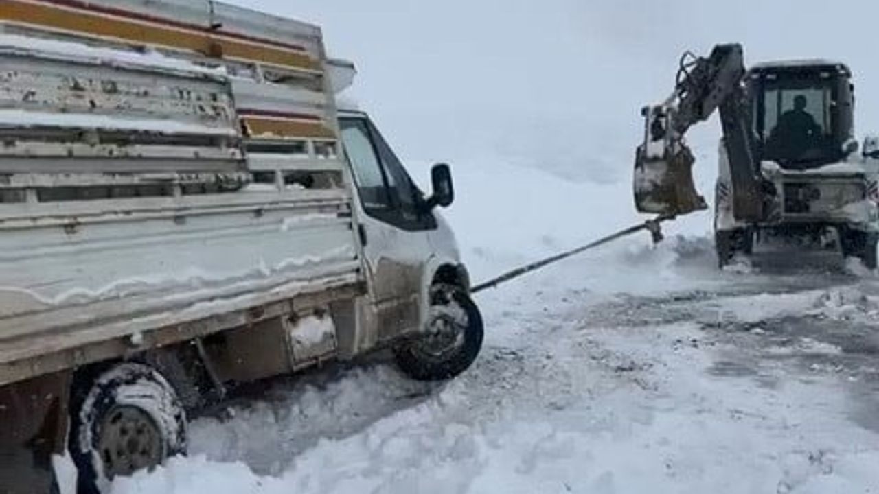 Kovancılar’da kar nedeniyle şarampole düşen pikap, İl Özel İdaresi ekiplerince kurtarıldı