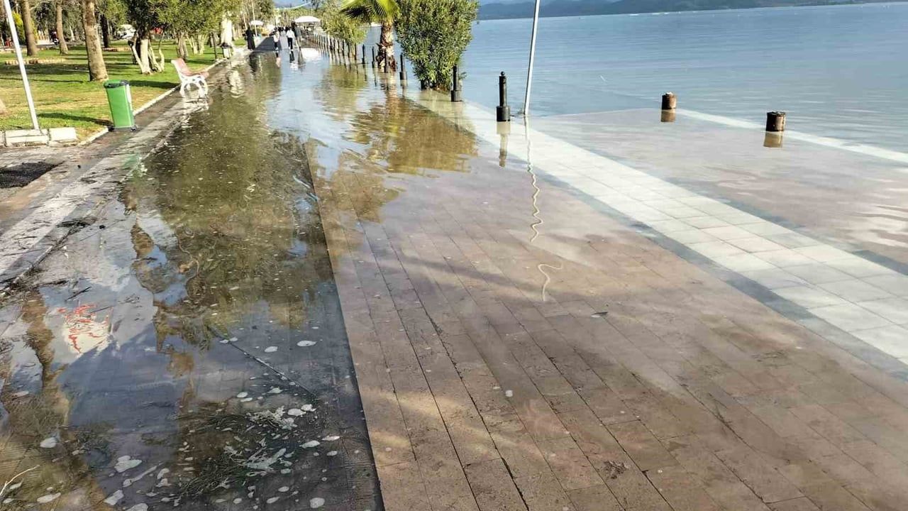 Köyceğiz Gölü taştı, Atatürk Kordonu Delta Mevkii'nde kısmen sular altında kaldı