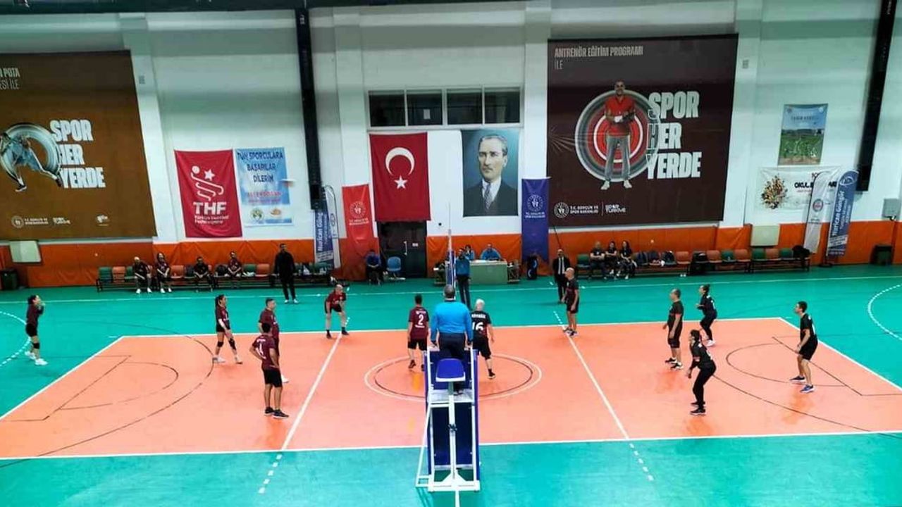 Köyceğiz Voleybol Turnuvası'nda çeyrek finaller başlıyor