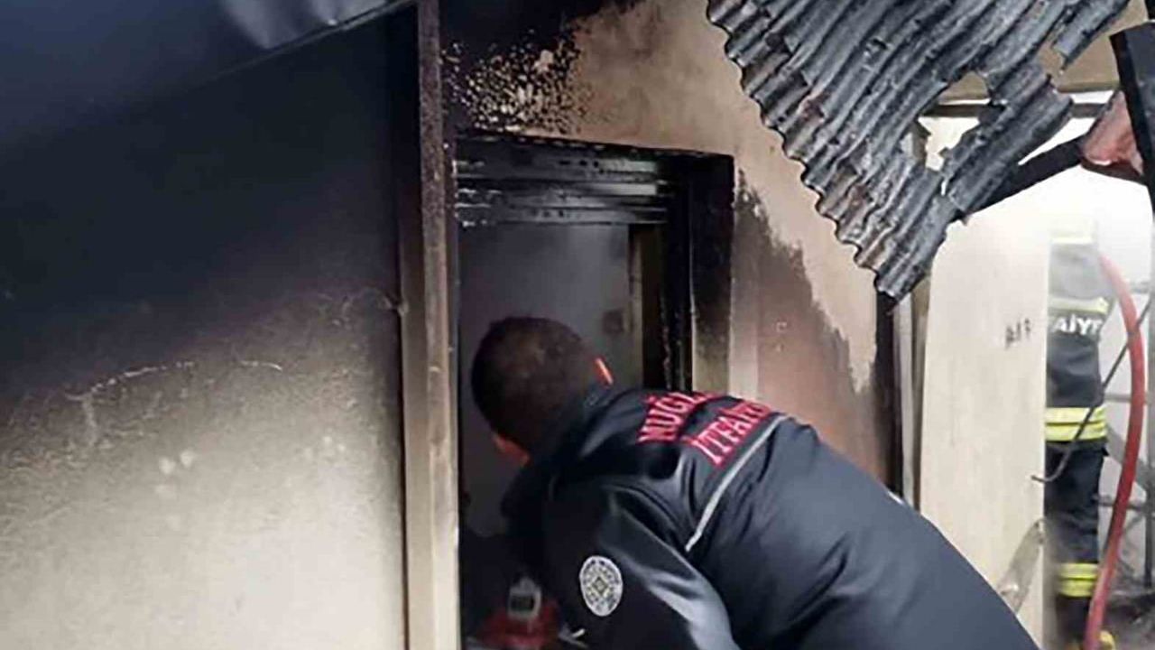 Köyceğiz Yenimahalle’de çatı yangını: Ev kullanılamaz hale geldi