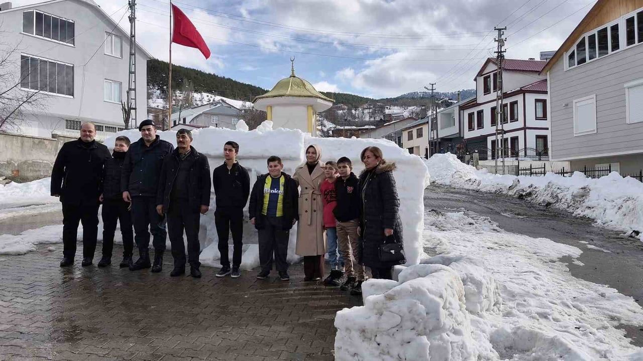 Köydeki kardan maketler ilgi çekiyor: Kız Kulesi sonrası kardan Sivas Valiliği maketi de ziyaretçi ağırlıyor