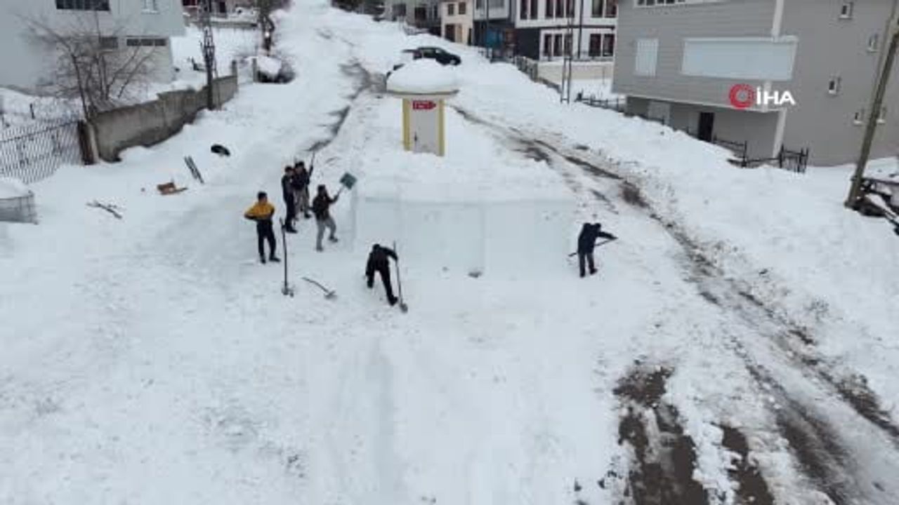 Koyulhisar'da kardan Kız Kulesi'nin ardından tarihi Sivas Valiliği binasının maketi yapıldı