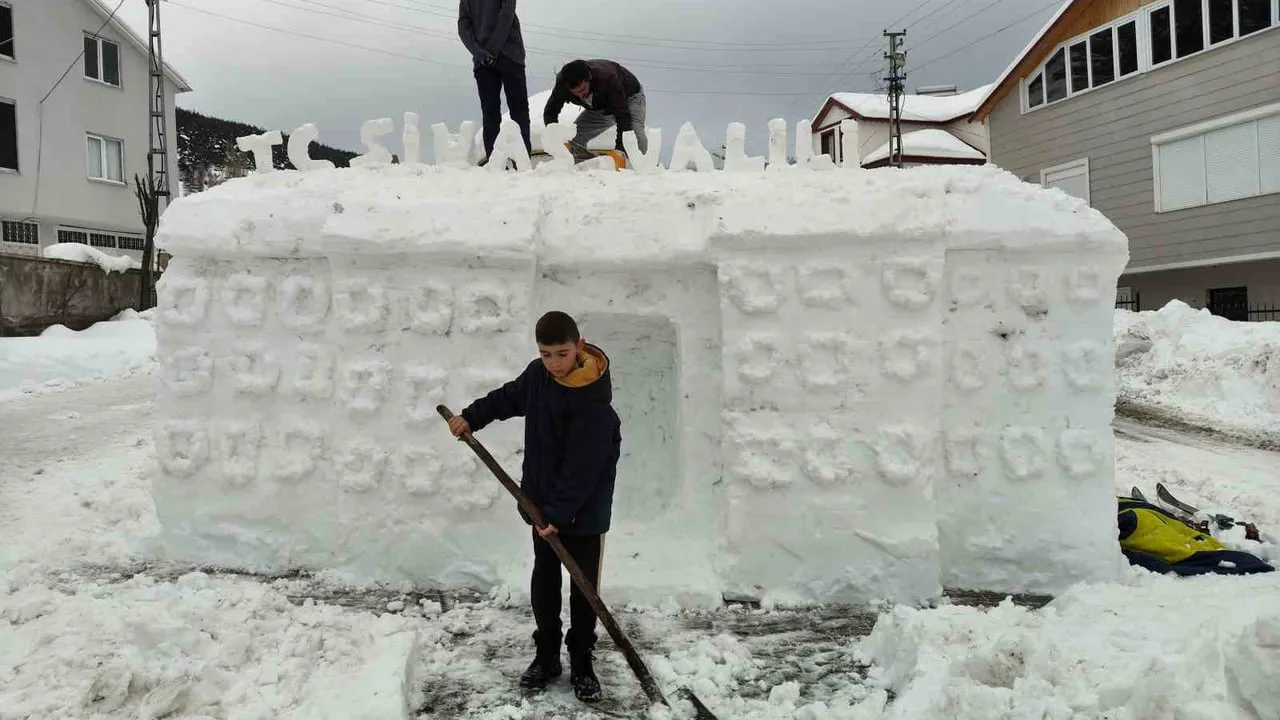 Koyulhisar Kızılelma'da kardan Kız Kulesi ve Sivas Valiliği maketi yapıldı