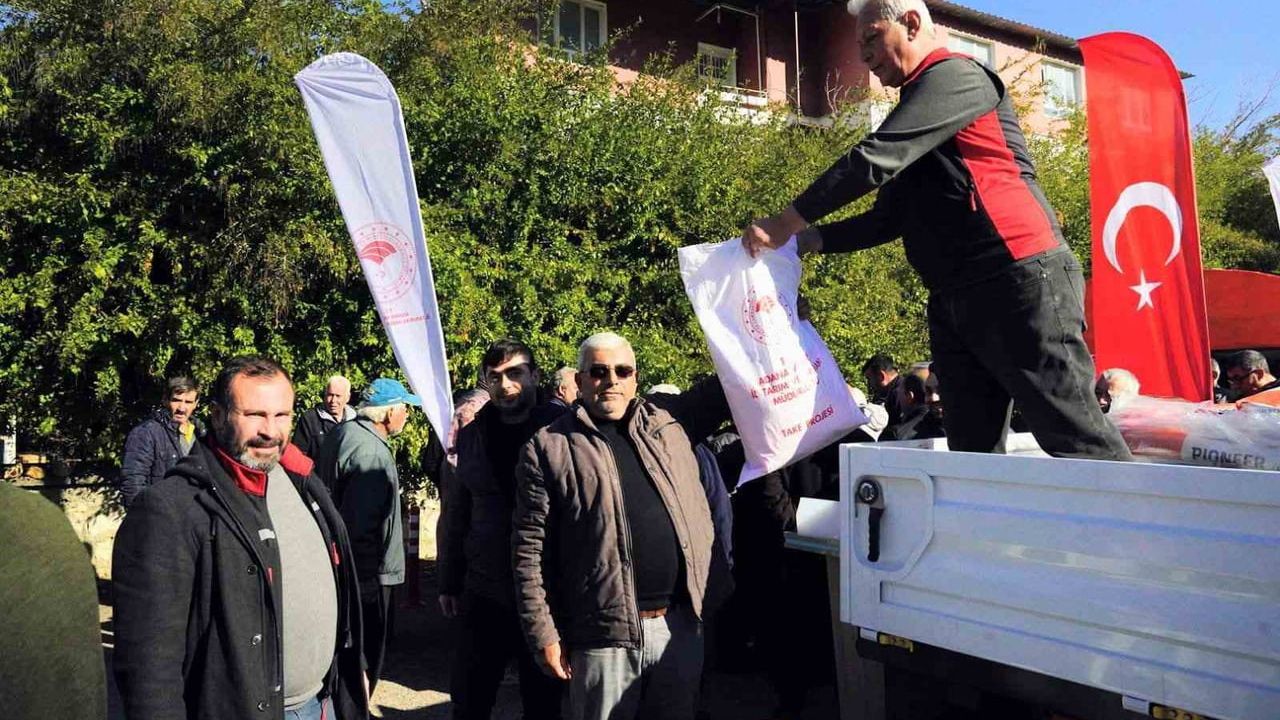 Kozan'da 453 üreticiye yüzde 50 hibeli 613 torba ayçiçeği tohumu dağıtıldı