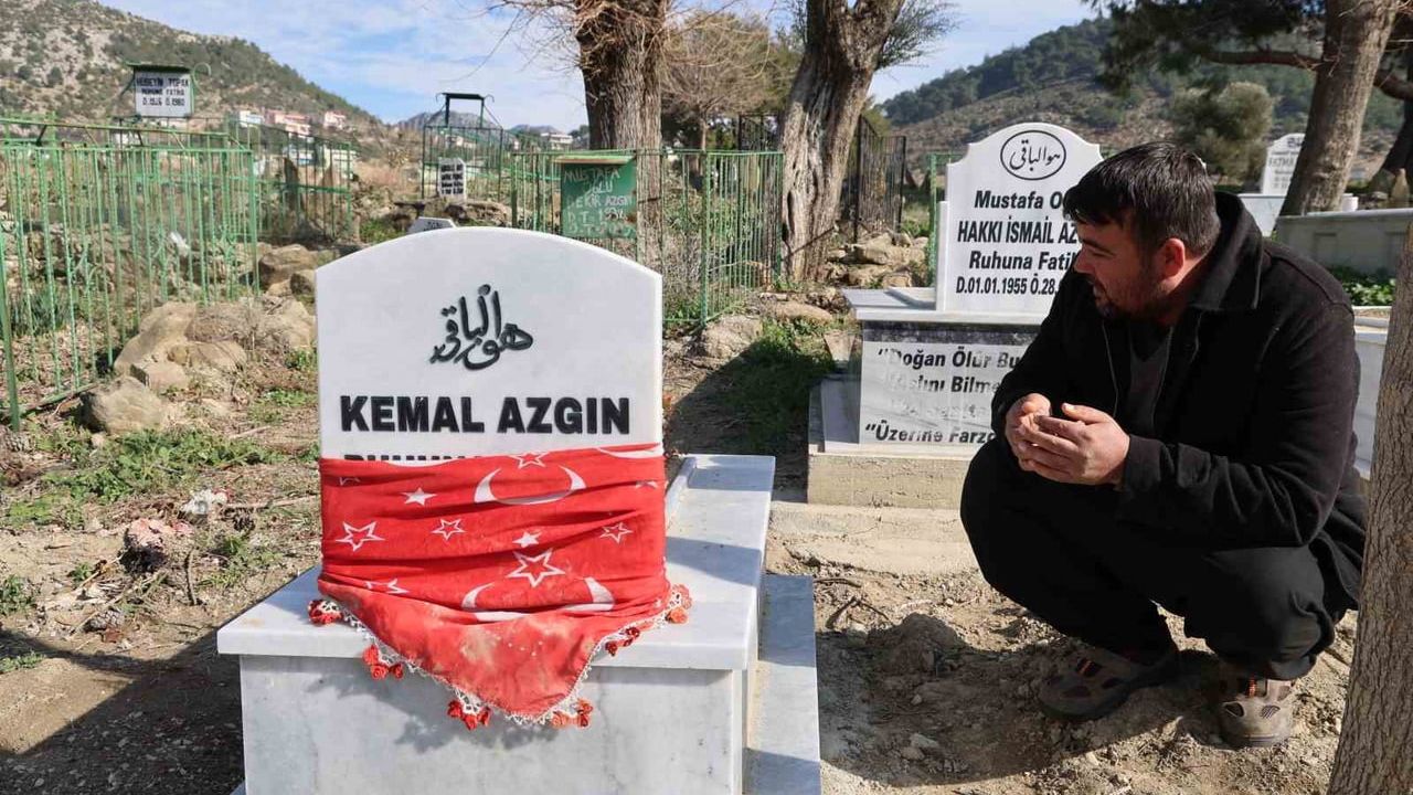 Kozan'da 9 yaşındaki Kemal Azgın'ın babası karne gününde oğlunun kabrinde gözyaşı döktü