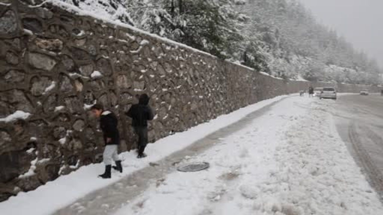 Kozan'da alçak kesimlere kar yağdı: Çocuklar ilk kar deneyimini doyasıya yaşadı