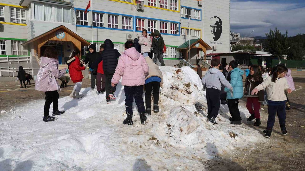 Kozan'da Halit Dağlı İlköğretim Okulu'na kamyonlarla kar getirildi