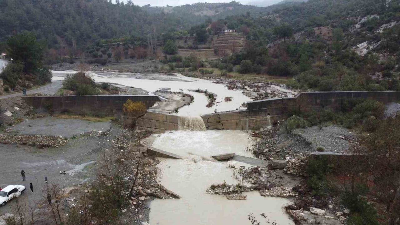 Kozan’da kuruyan Deliçay yeniden akmaya başladı — Çiftçilerin yüzü güldü