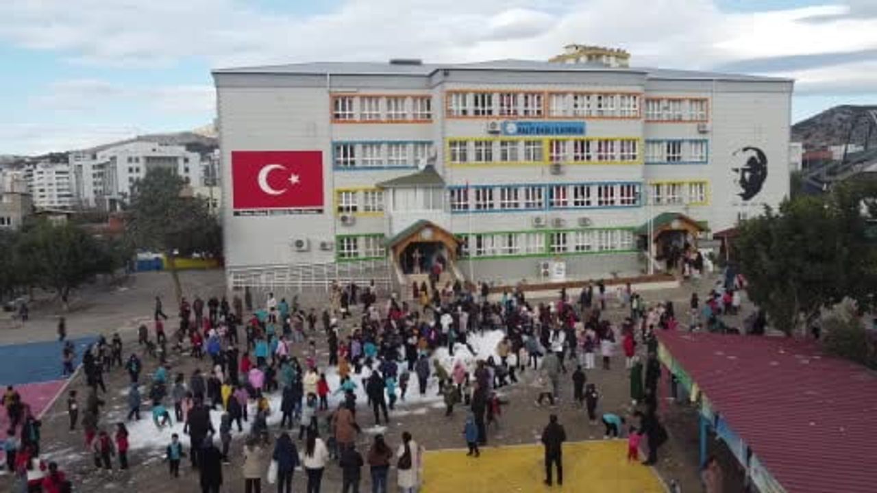 Kozan'da Okul Bahçesine Getirilen Kar, Öğrencilere Unutulmaz Yarıyıl Hediyesi