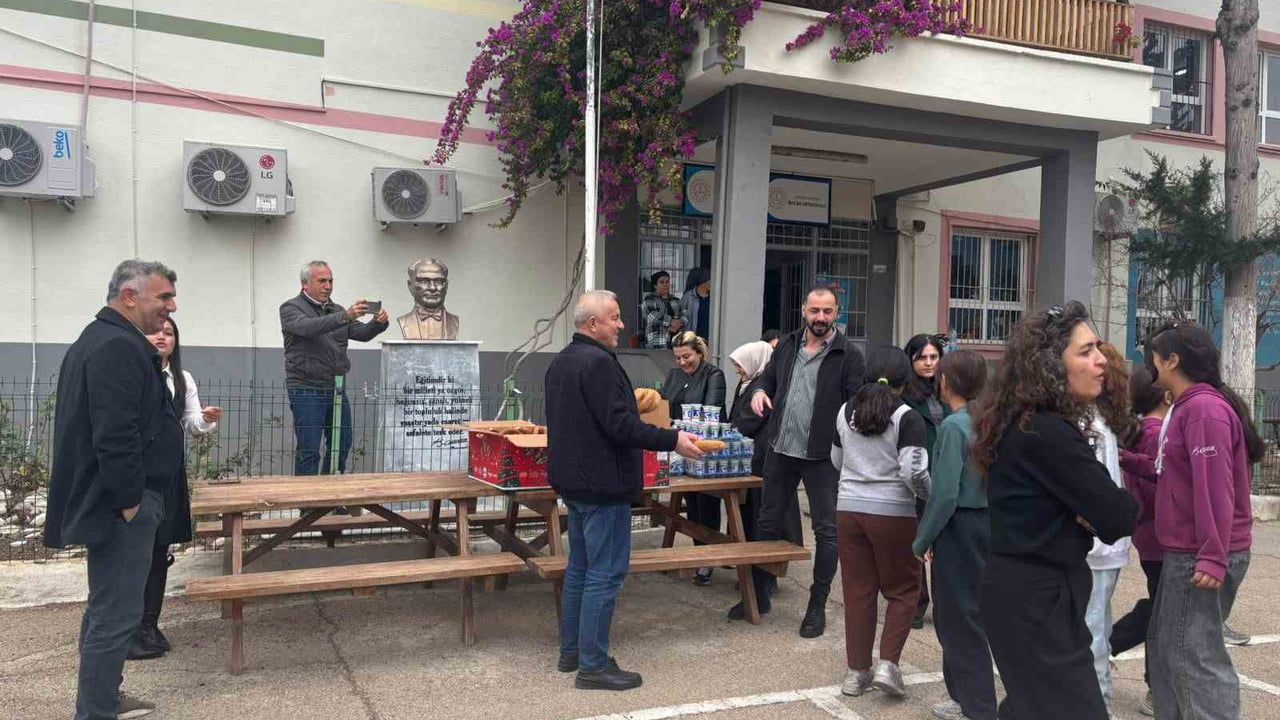 Kozan'da şehit aileleri ve gaziler Bucak İlkokulu öğrencilerine simit ikram etti