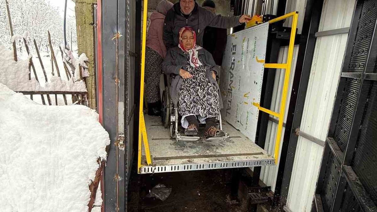 Kozlu'da kardan kapanan köyde mahsur kalan diyaliz hastasını itfaiye ekipleri kurtardı