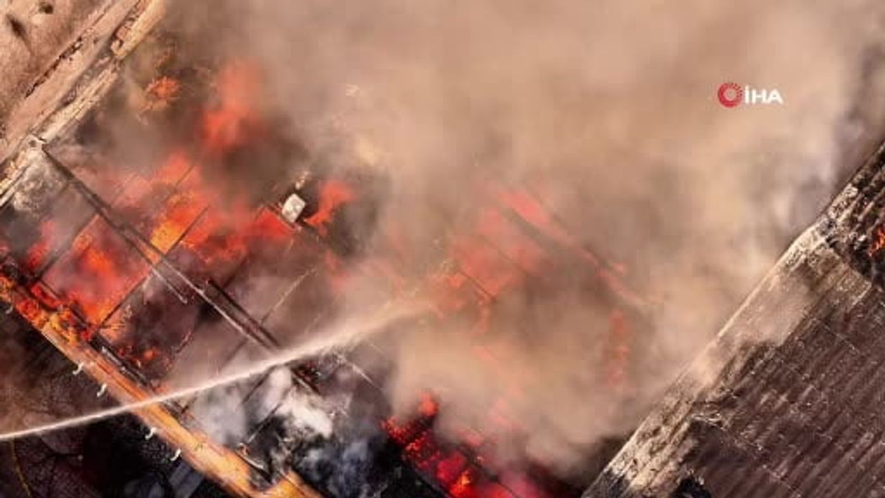 Küçükçekmece'de 3 katlı binanın çatı katında yangın — ekipler müdahale etti