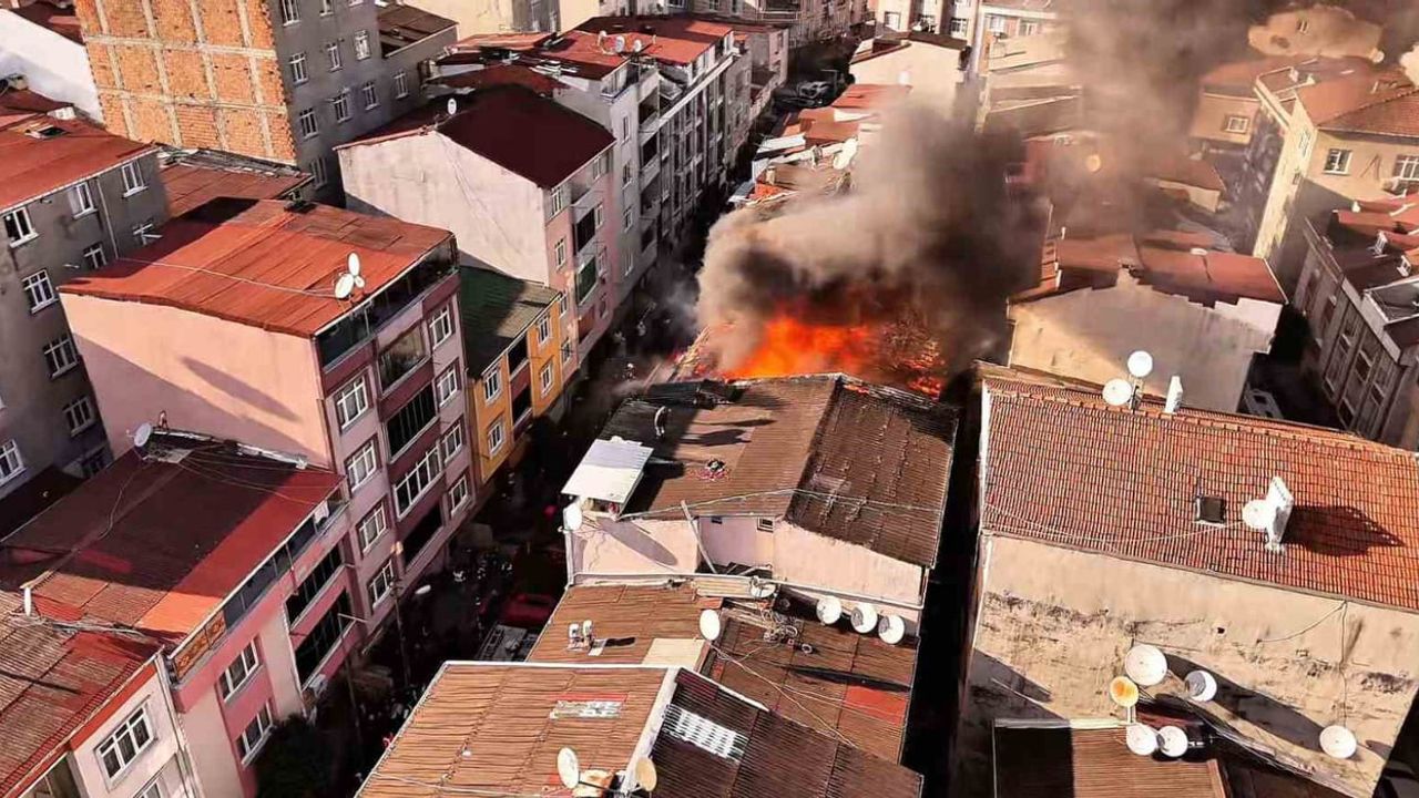 Küçükçekmece’de 3 katlı binanın çatı katında yangın; vatandaş hortumla müdahale etti