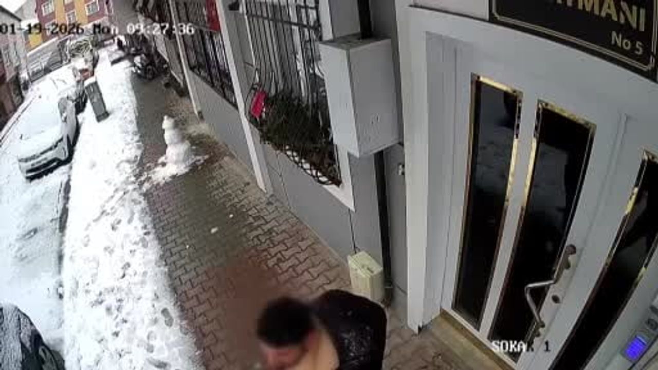 Küçükçekmece’de Çocukların Yaptığı Kardan Adam Çalındı; Olay Güvenlik Kamerasında