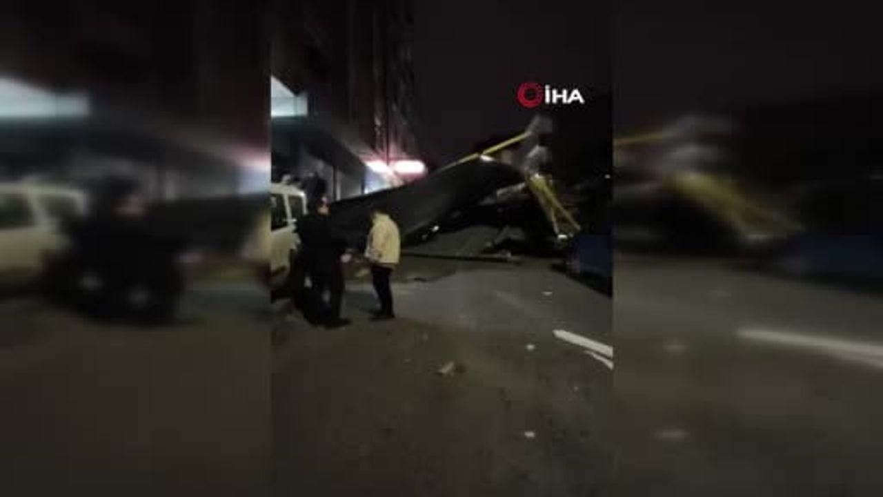 Küçükçekmece'de fırtına çatı kopardı: Park halindeki araca düştü, sokak trafiğe kapatıldı