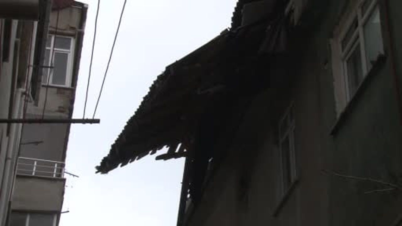 Küçükçekmece'de fırtına: Çatı parçaları komşu binaya savruldu, can kaybı yok