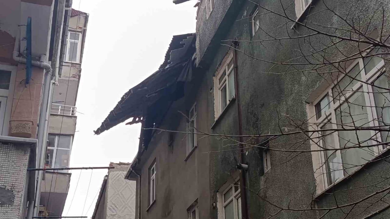 Küçükçekmece'de fırtına: Uçan çatı parçaları komşu binaya düştü