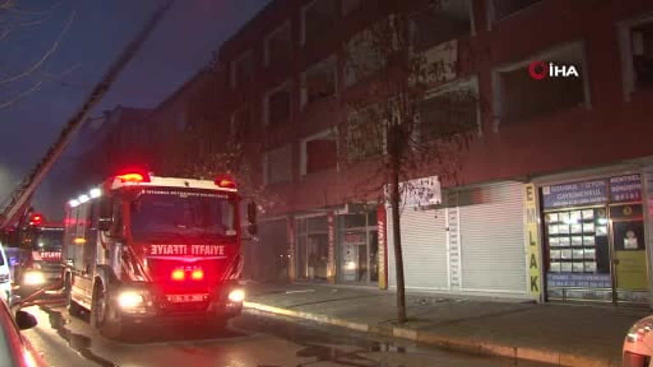 Küçükçekmece'de kentsel dönüşümde boşaltılan binanın çatısında yangın