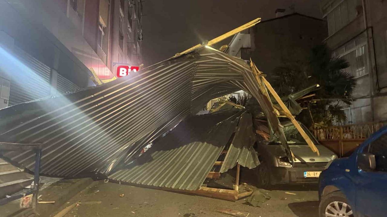 Küçükçekmece'de Şiddetli Rüzgar Çatıyı Uçurdu; Park Halindeki 3 Araç Hasar Gördü