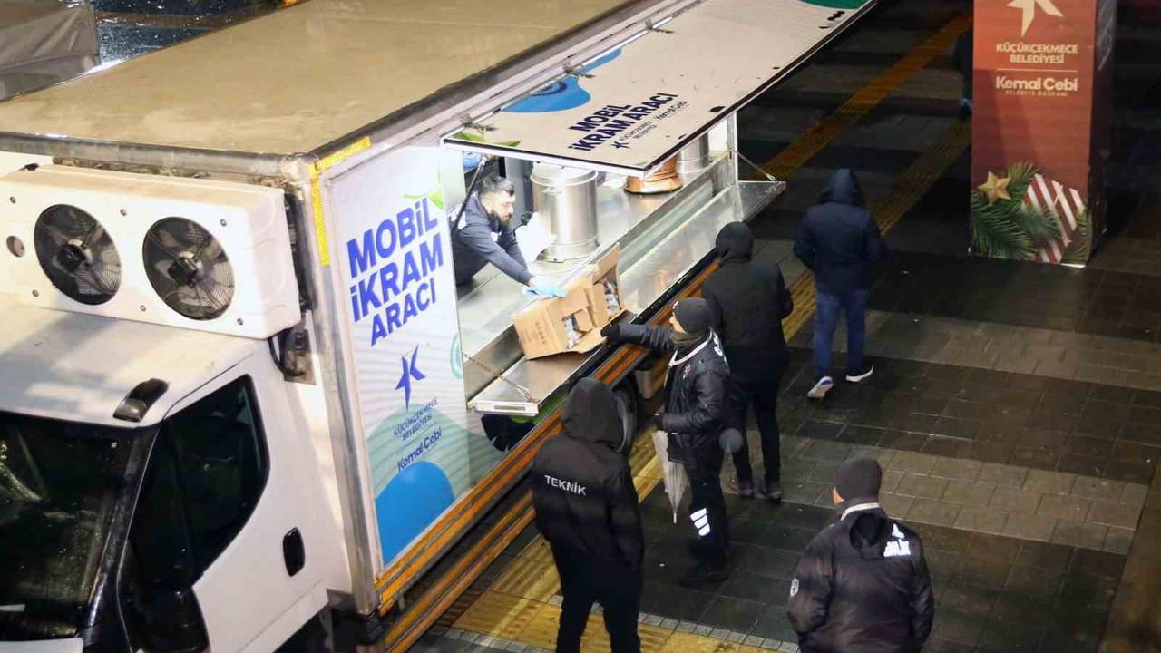 Küçükçekmece'de soğuklara karşı sıcak çorba ikramı sıklaştırıldı