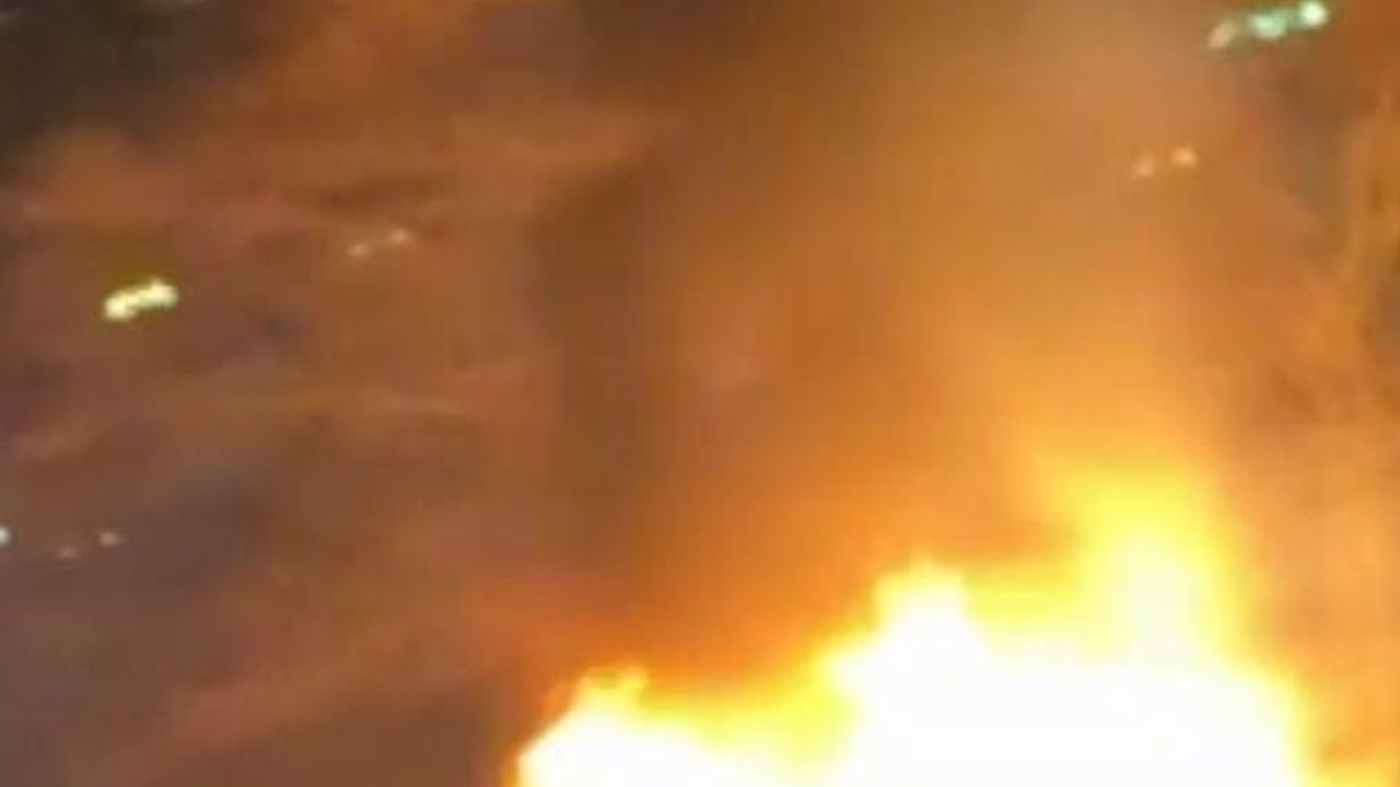 Küçükçekmece Gölağzı'nda iskele yangını: İki kayık yandı