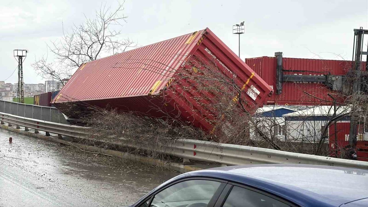 Küçükçekmece Halkalı eski gümrük sahasında konteynerler devrildi