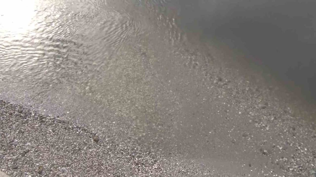 Küçükçekmece Menekşe Deresi'nde su çekilmesi, teknelerin geçişini engelledi