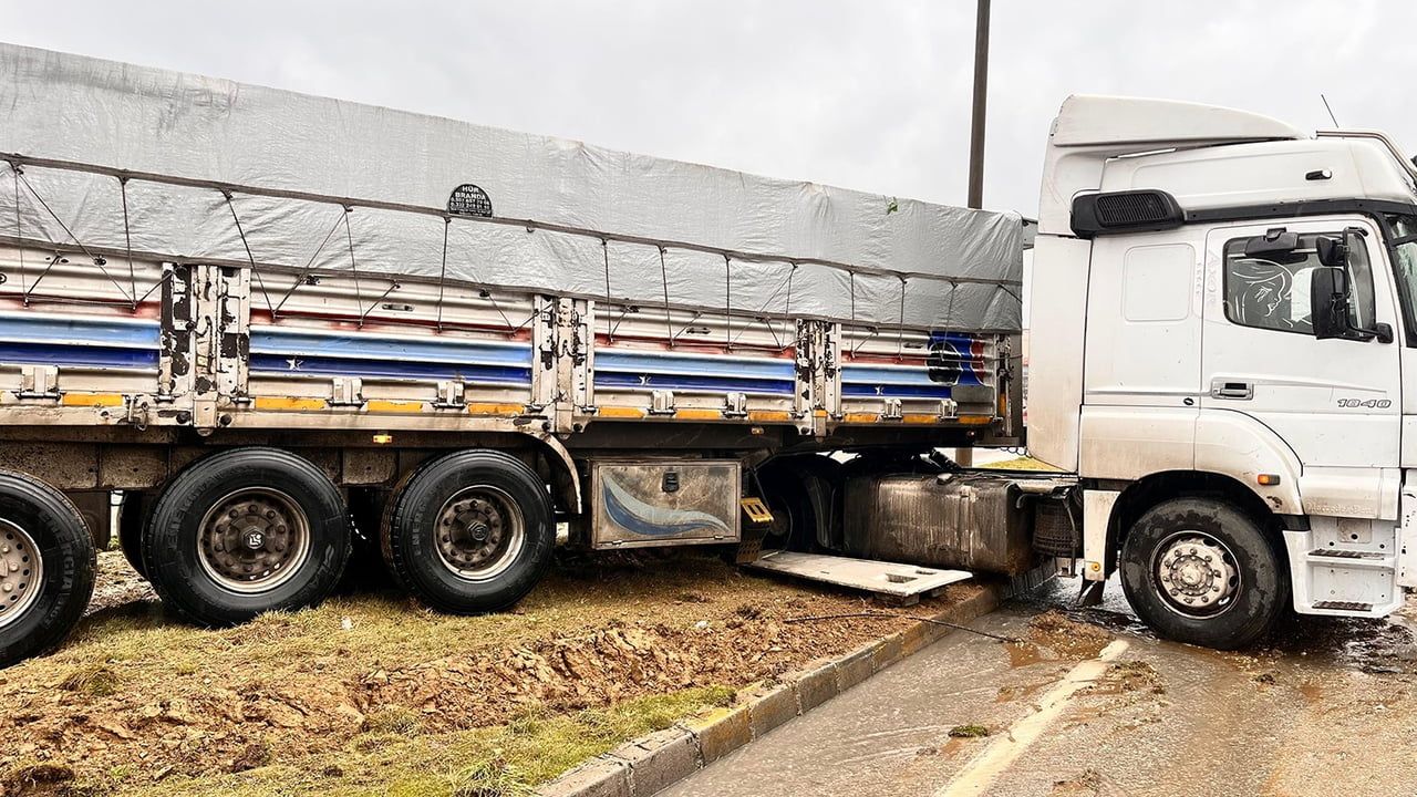 Kula'da yağış nedeniyle kayan tır orta refüje çıktı, sürücü yara almadı