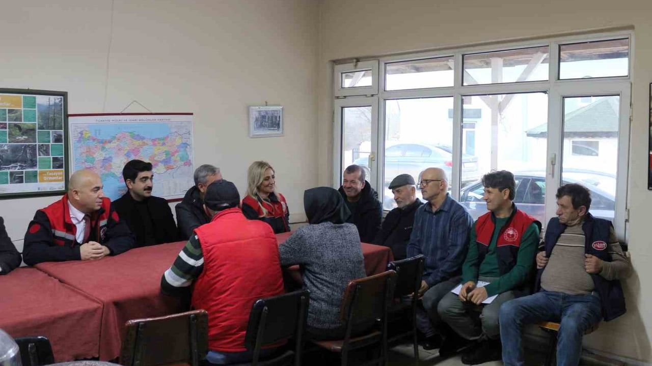 Kula köyünde 8'i kadın 14 kursiyere arıcılık sertifikası verildi