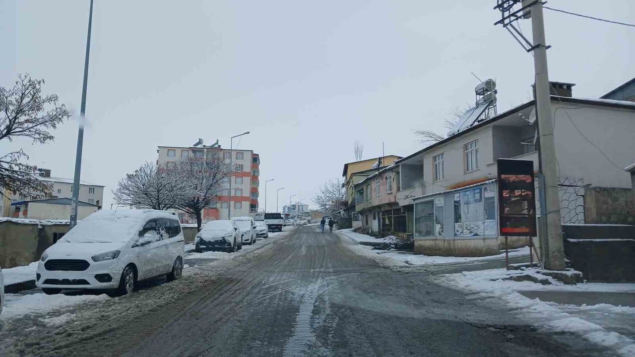 Kulp beyaza büründü: Merkezde 5–10 cm, kırsalda yer yer 20 cm'yi bulan kar örtüsü