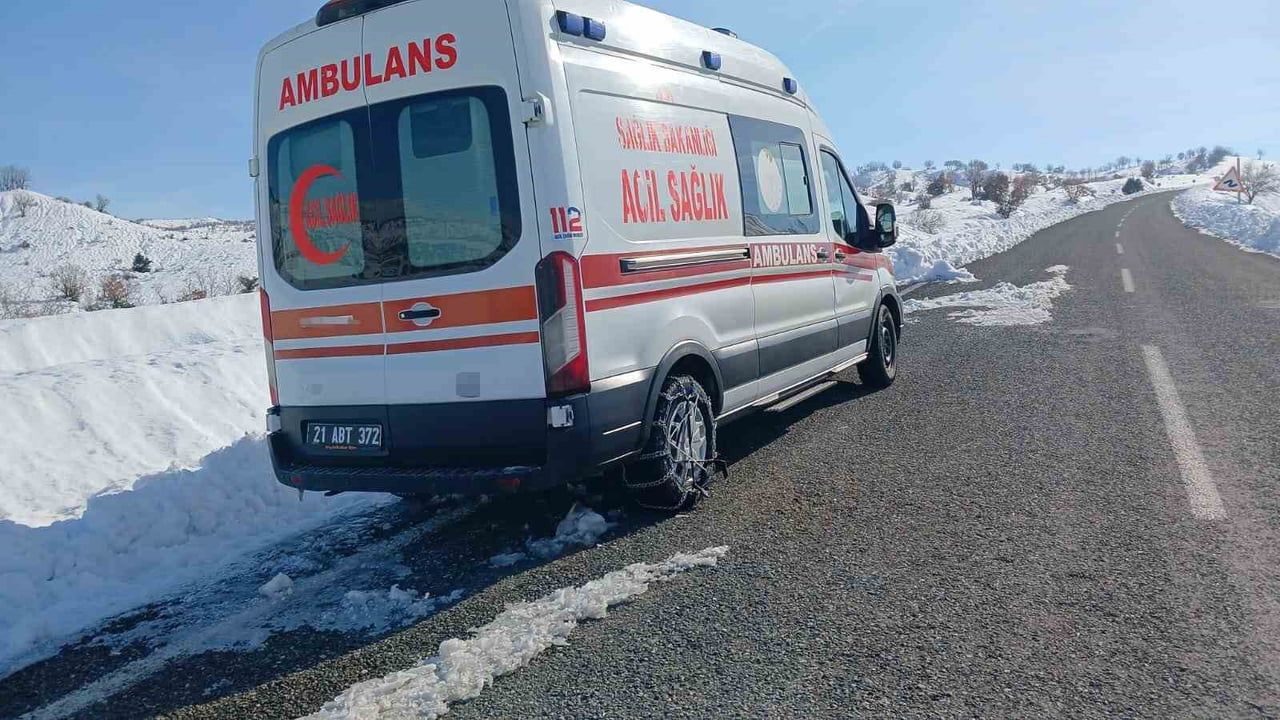 Kulp’ta arızalanan ambulans üç gündür yol kenarında bekliyor