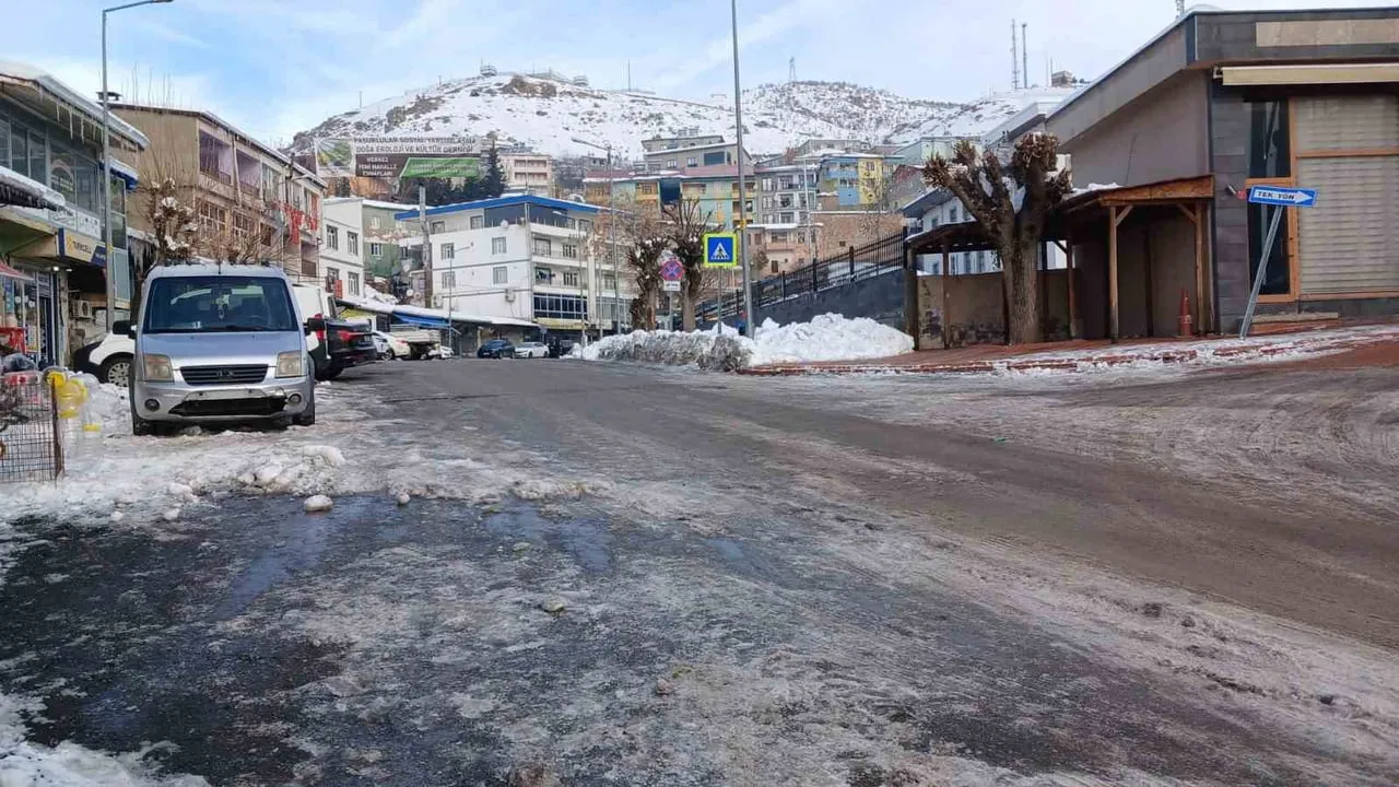 Kulp'ta dondurucu soğuklar günlük yaşamı olumsuz etkiliyor