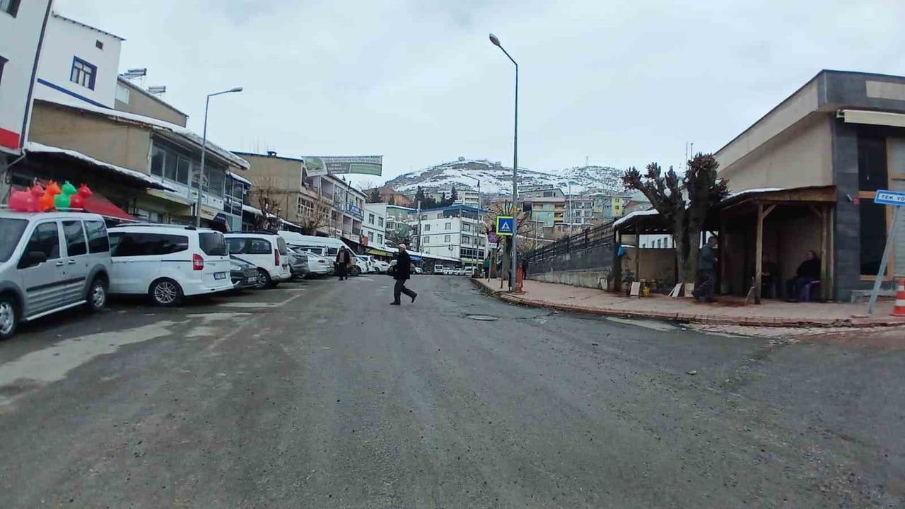 Kulp’ta hayat normale döndü: Belediye kar kütlelerini şehir dışına taşıdı