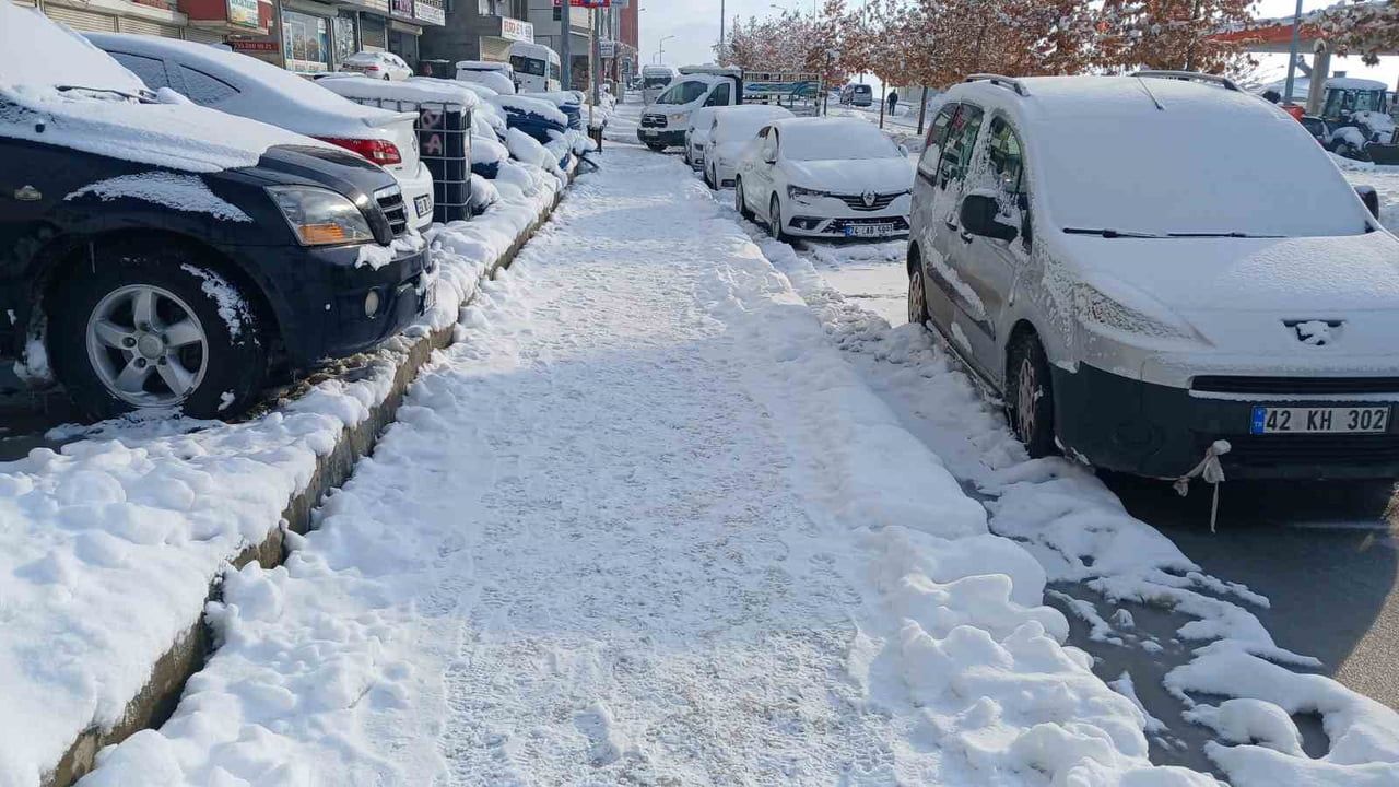 Kulp'ta kar ve ani soğuklar çatılarda buz sarkıtlarına neden oldu