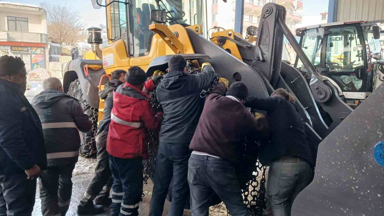 Kulp’ta sert soğuklar oto tamircilerinin işini zorlaştırdı