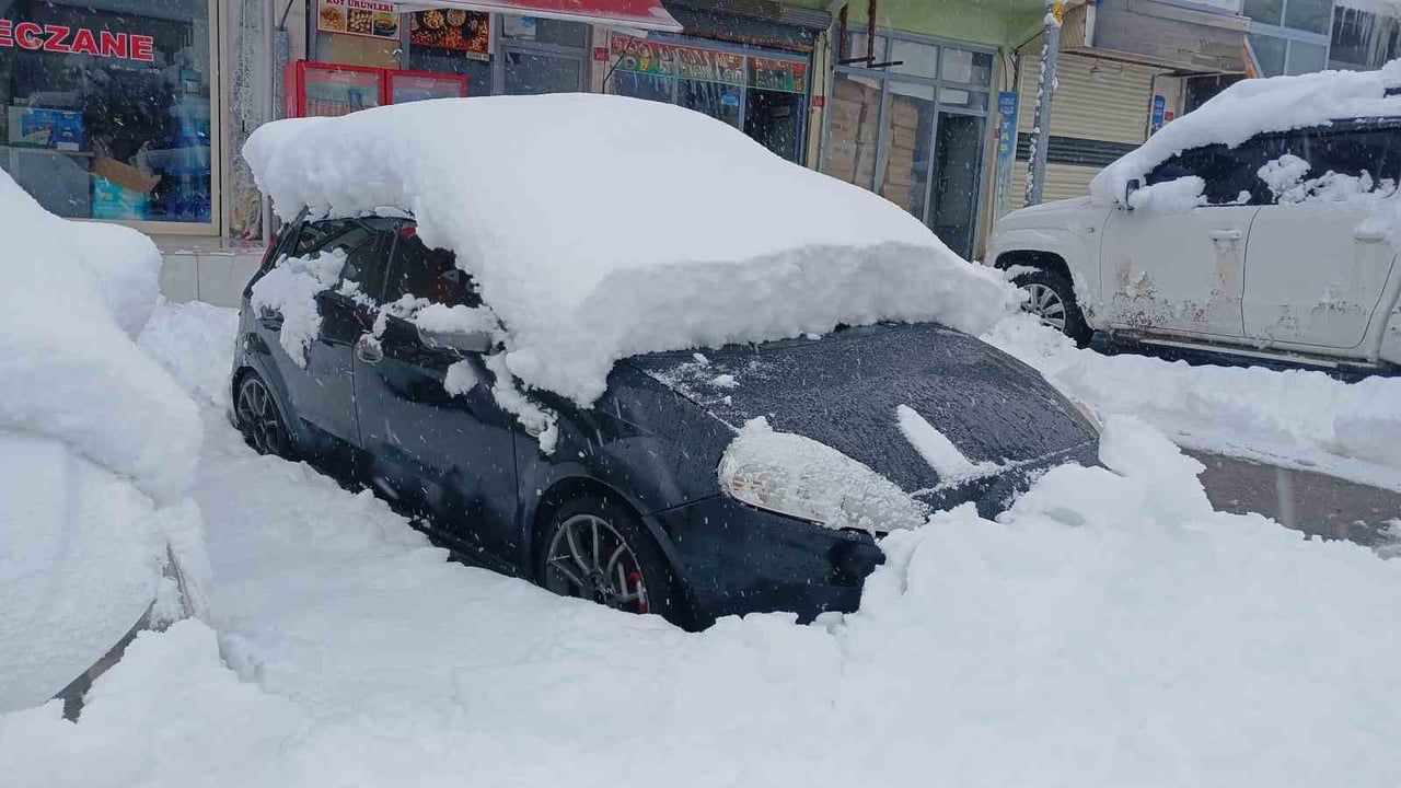 Kulp’ta yoğun kar hayatı etkiledi: Köy yolları kapandı, ilçe trafiği kilitlendi