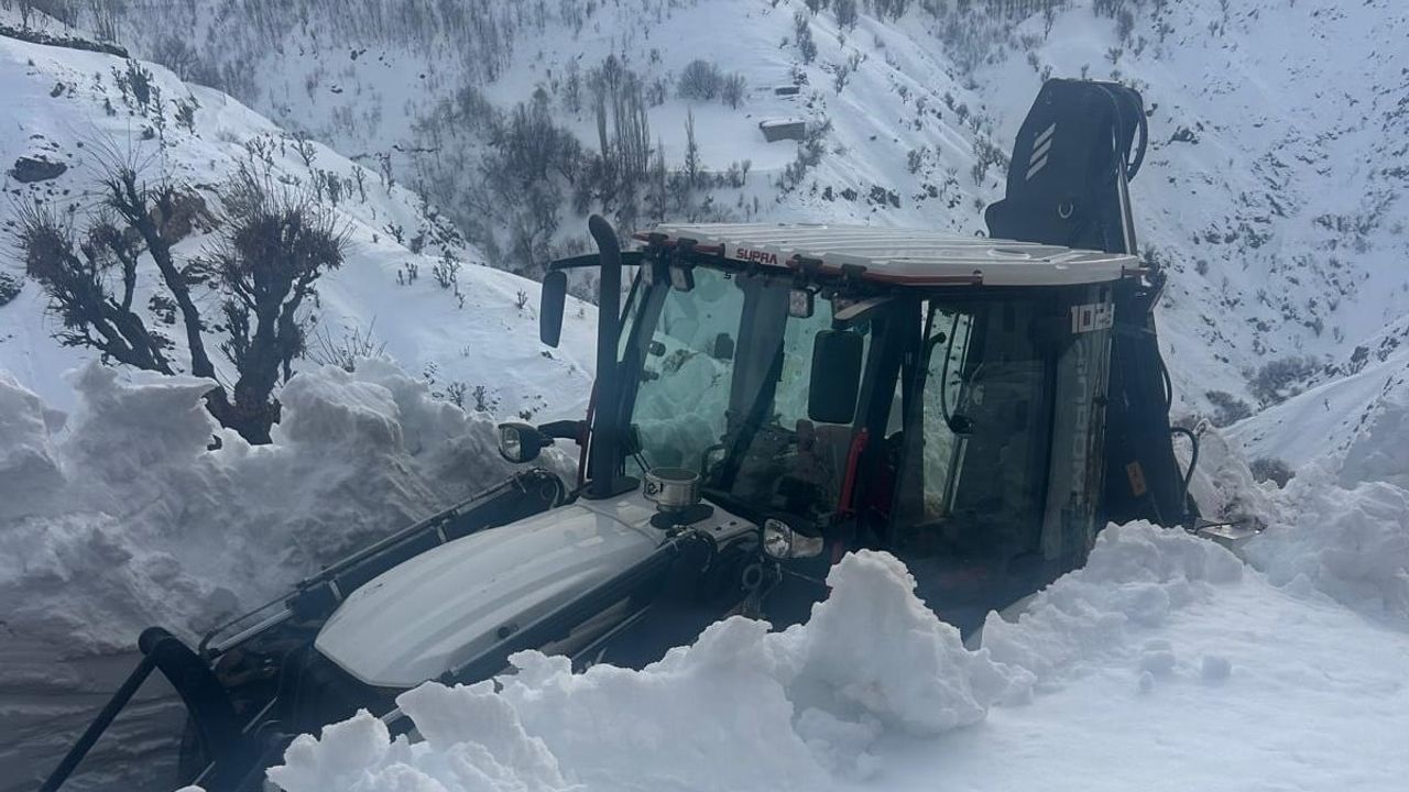 Kulp’ta Yoğun Sis ve Karla Karışık Yağış: Kırsalda Karla Mücadele Sürüyor