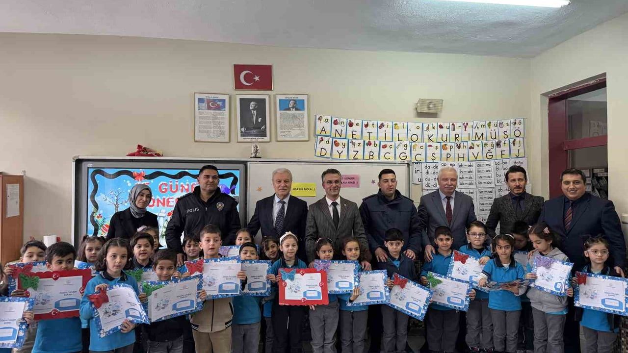 Kulu’da 7 bin 600 öğrenci karne alarak yarıyıl tatiline başladı