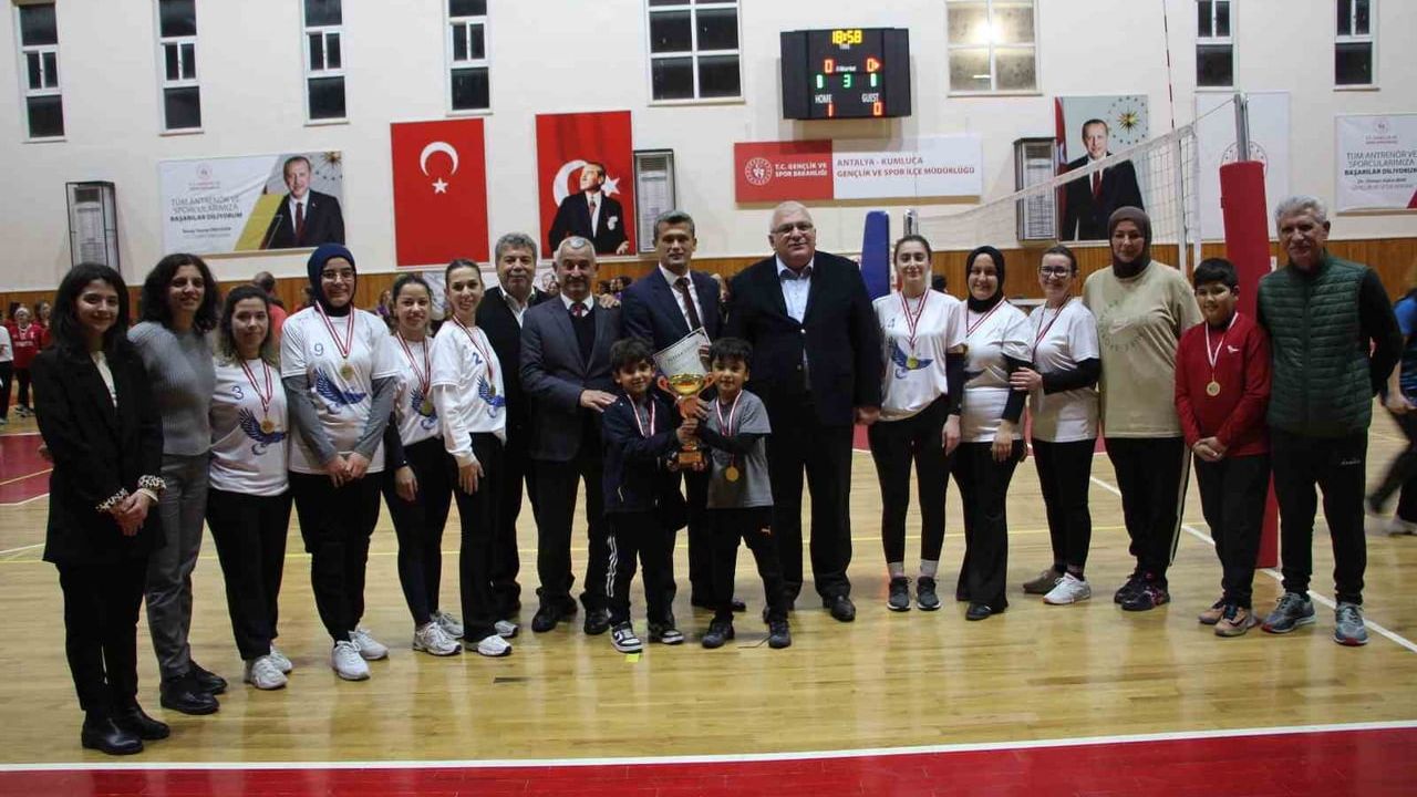 Kumluca'da kadın öğretmenler arası voleybol turnuvası sona erdi