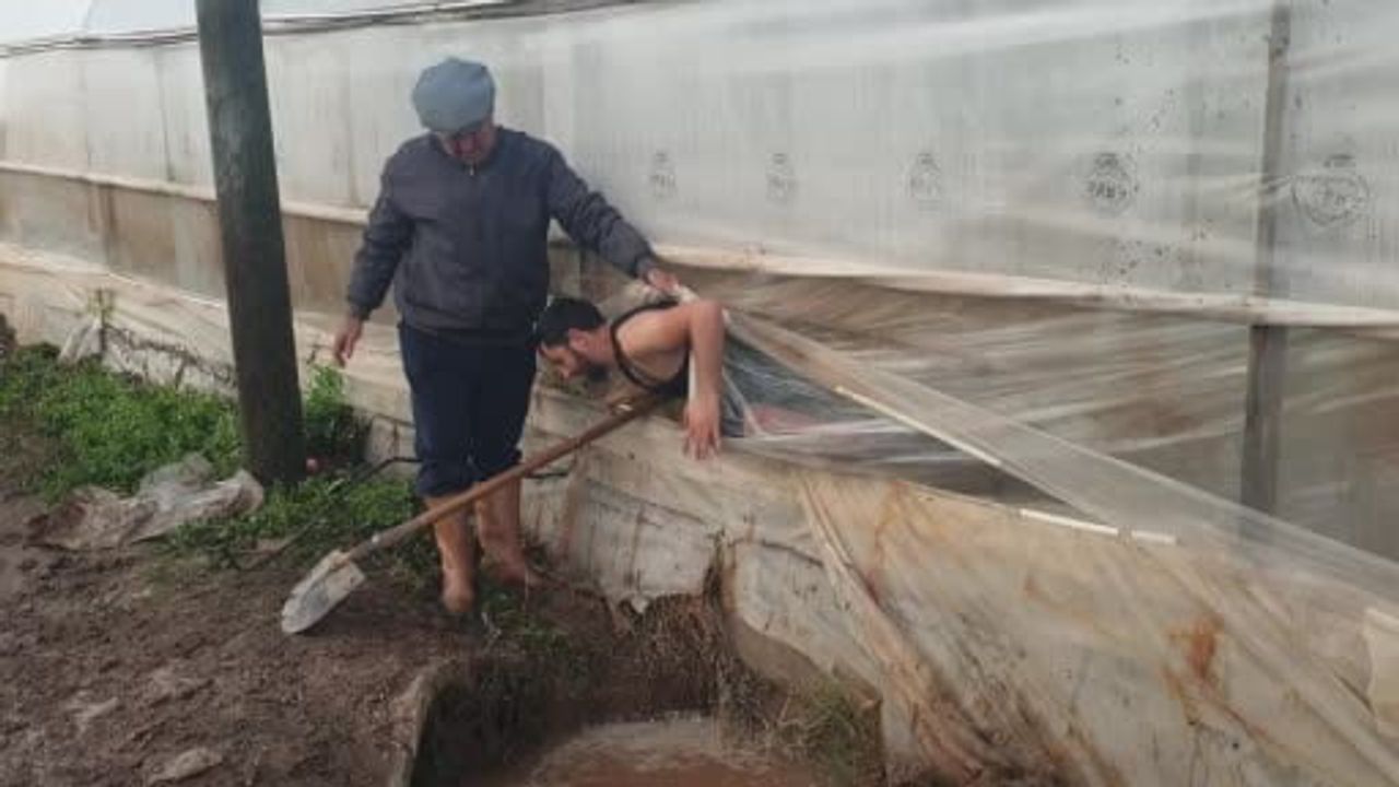 Kumluca'da sel: Tarım arazilerinde zarar, tahliye ve hasar tespit çalışmaları sürüyor