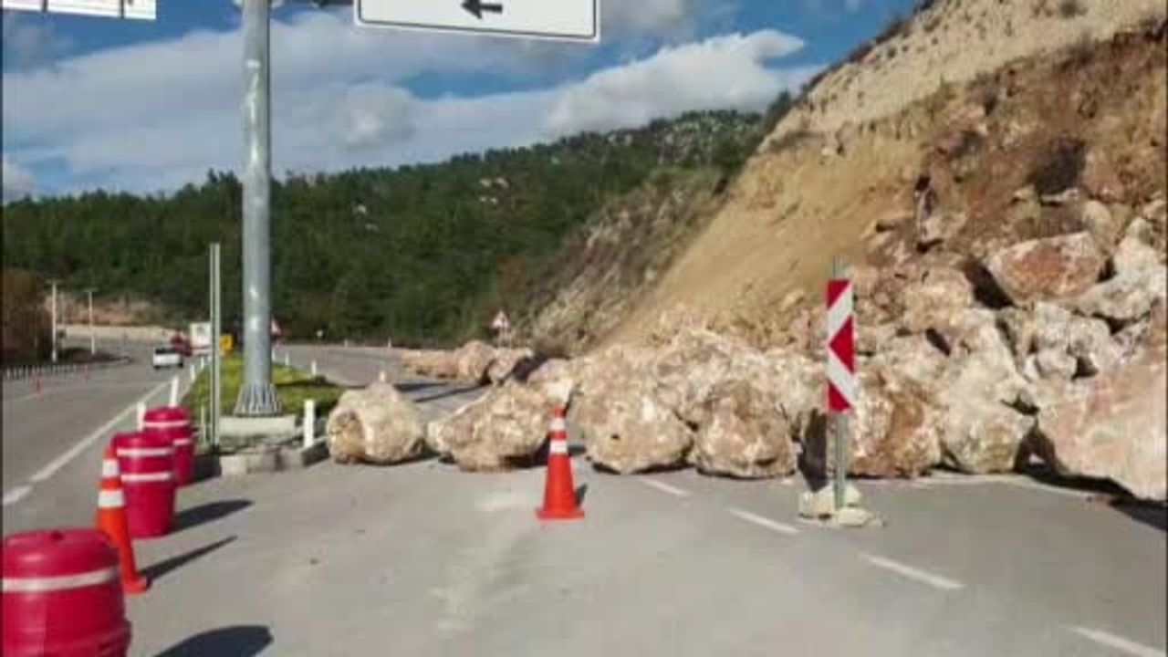 Kumluca'da toprak kayması: D-400'de örülen istinat duvarından kopan kayalar yolu tek şeride düşürdü