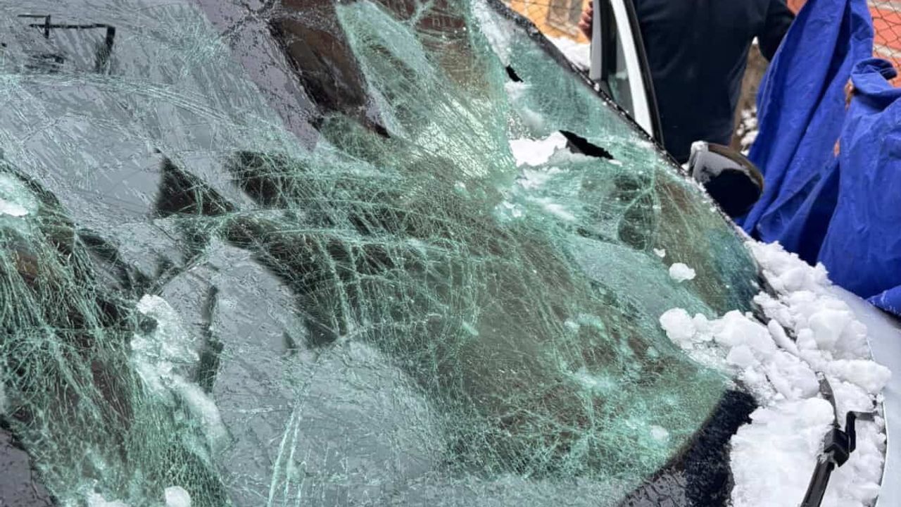 Kurtalan'da çatılardan düşen kar park halindeki otomobili kullanılamaz hale getirdi