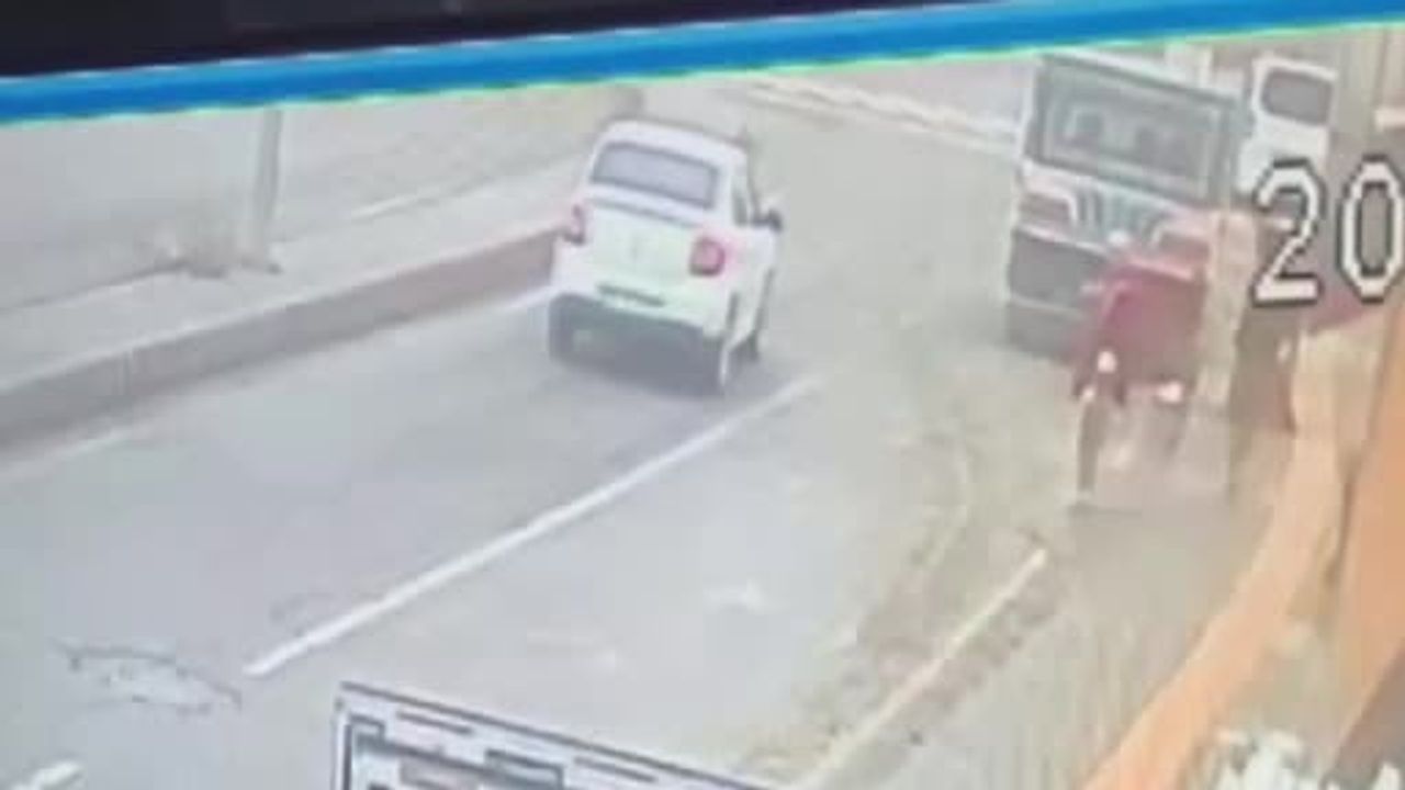 Kurtalan'da otomobilin yayaya çarpma anı güvenlik kamerasına yansıdı