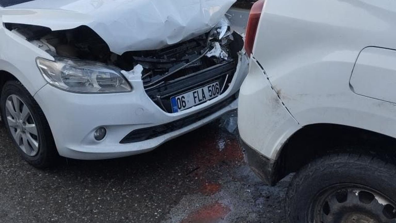 Kurtalan'da Ulu Cami mevkisinde buzlanma nedeniyle iki otomobil çarpıştı