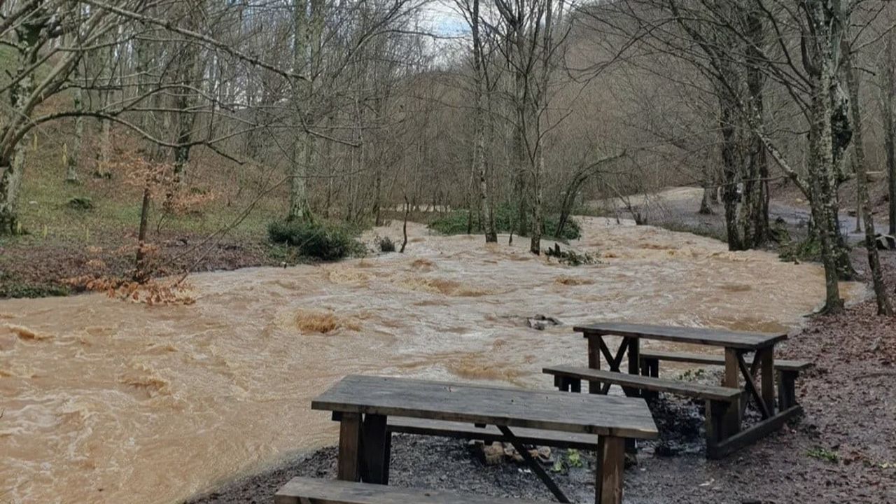 Kuruyan Karapınar Şelalesi sağanak yağışlarla yeniden canlandı