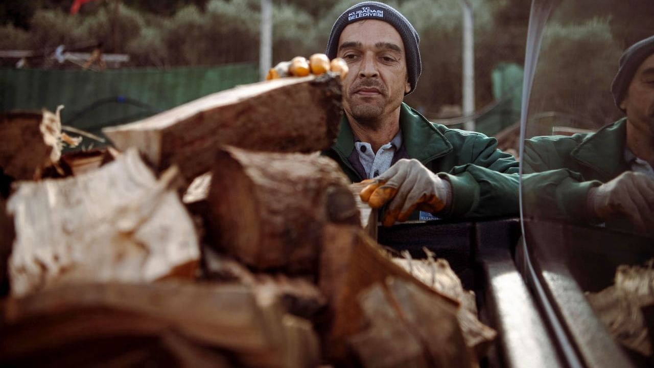 Kuşadası Belediyesi, Budama Atıklarını İhtiyaç Sahiplerine Yakacak Olarak Dağıtıyor
