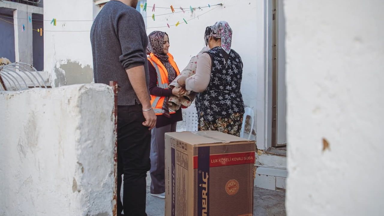 Kuşadası Belediyesi ihtiyaç sahibi ailelere soba dağıtımına başladı
